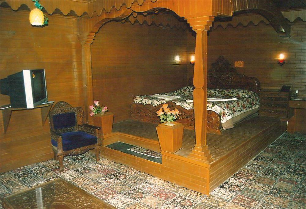 Hotel Zahgeer Continental - Srinagar Exterior photo