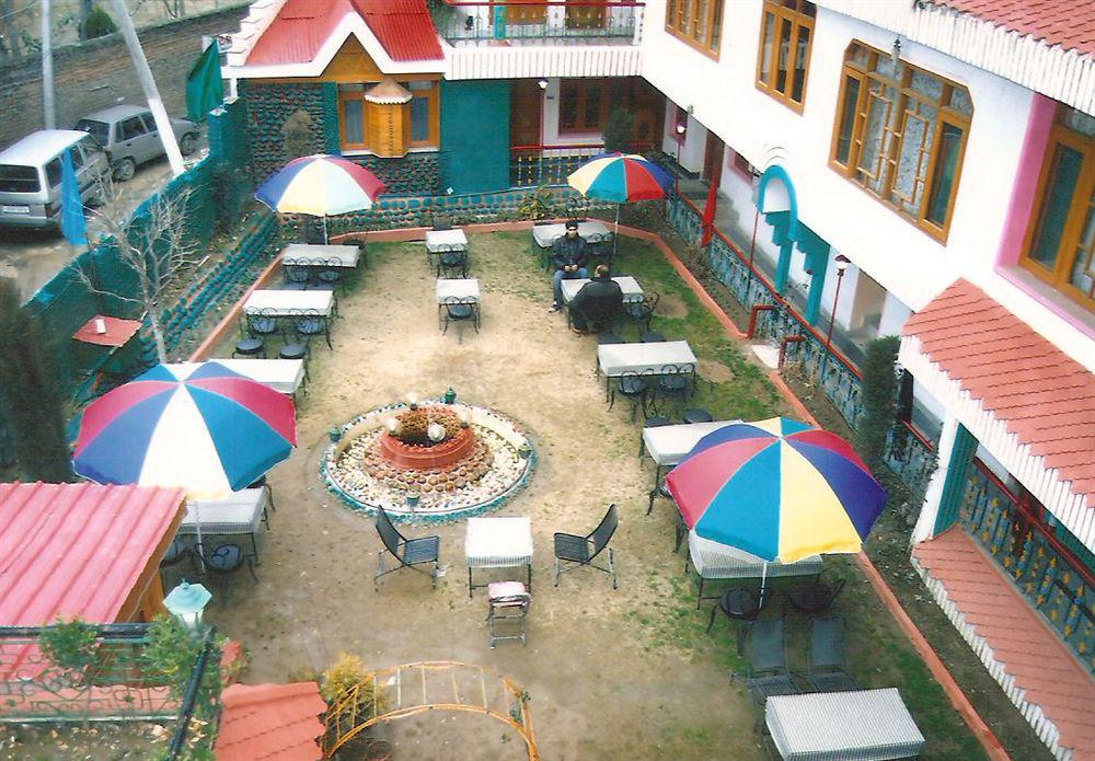 Hotel Zahgeer Continental - Srinagar Exterior photo